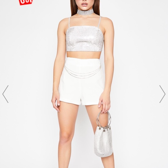 New White highrise shorts with triple layer chain - Picture 3 of 3